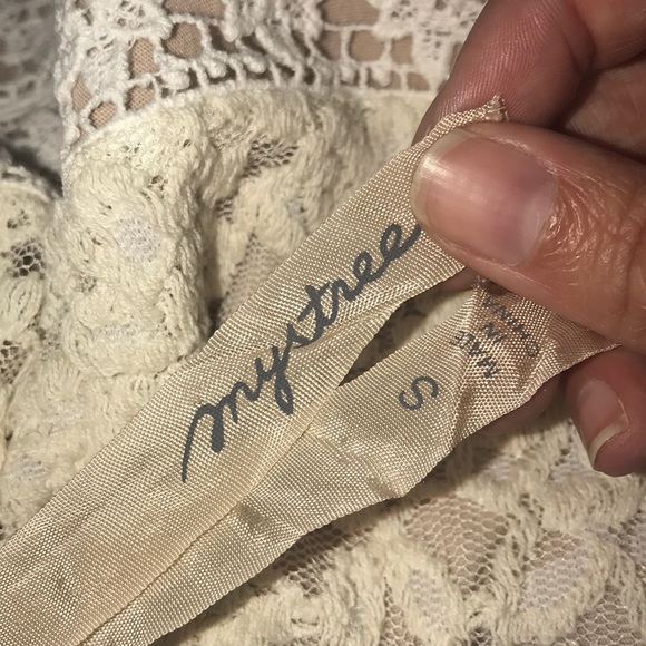 Gorgeous lace maxi - Picture 2 of 5